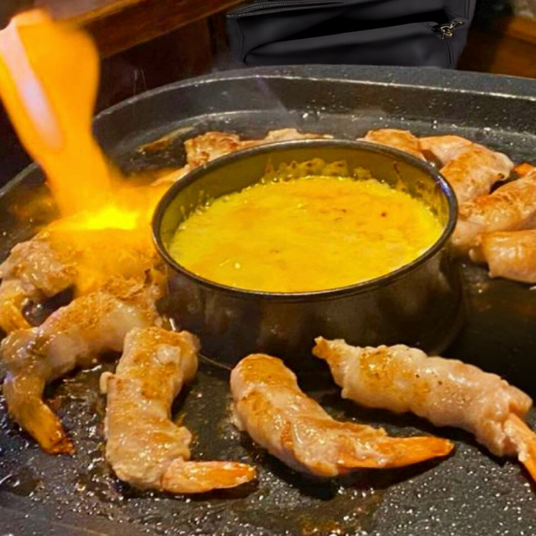 えびギョプサルとチーズを直火でファイヤーしている様子