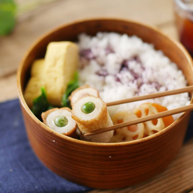 ごはんとともにお弁当箱に詰められたちくわしゅうまい