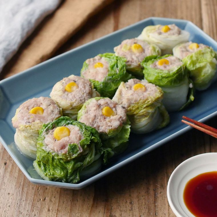紺の四角い皿に並べられたシャキうま白菜しゅうまい