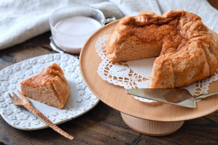 カットして皿にのせたパンデロー、ケーキにのせたパンデロー、カップに入った桜ラテ