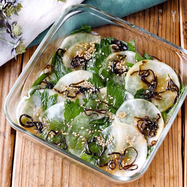 ガラスの器に大根と大葉のポン酢しょうゆ漬けが入っている