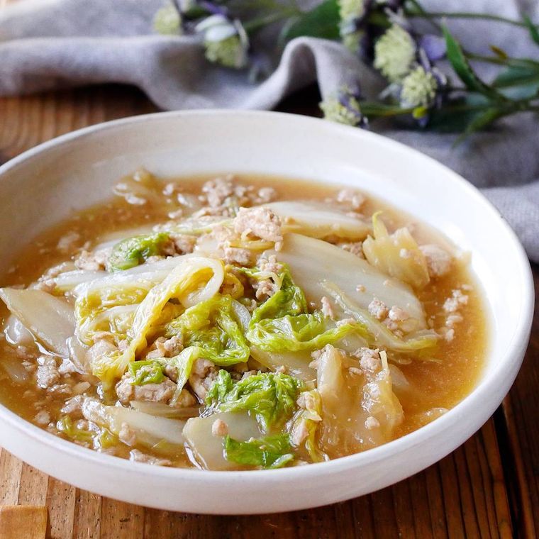 器に白菜のしょうがそぼろ煮が入っている