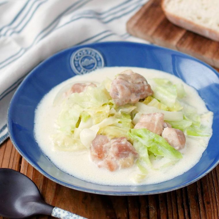 器にチキンとキャベツのクリーム煮が入っている