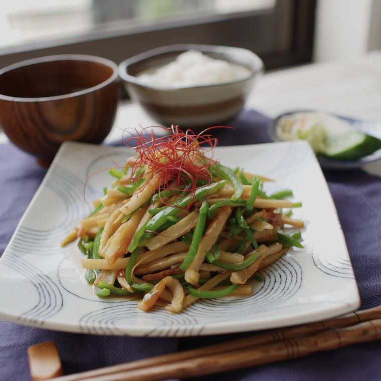 白い角皿に盛り付けたちくわチンジャオロース