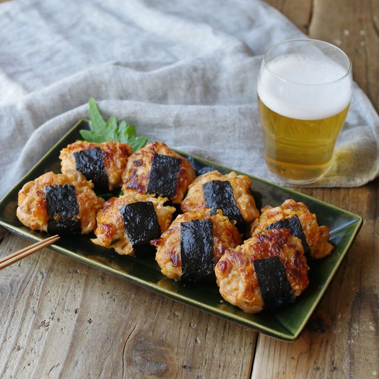 深緑の長皿に盛り付けた豚キムチの磯辺焼き