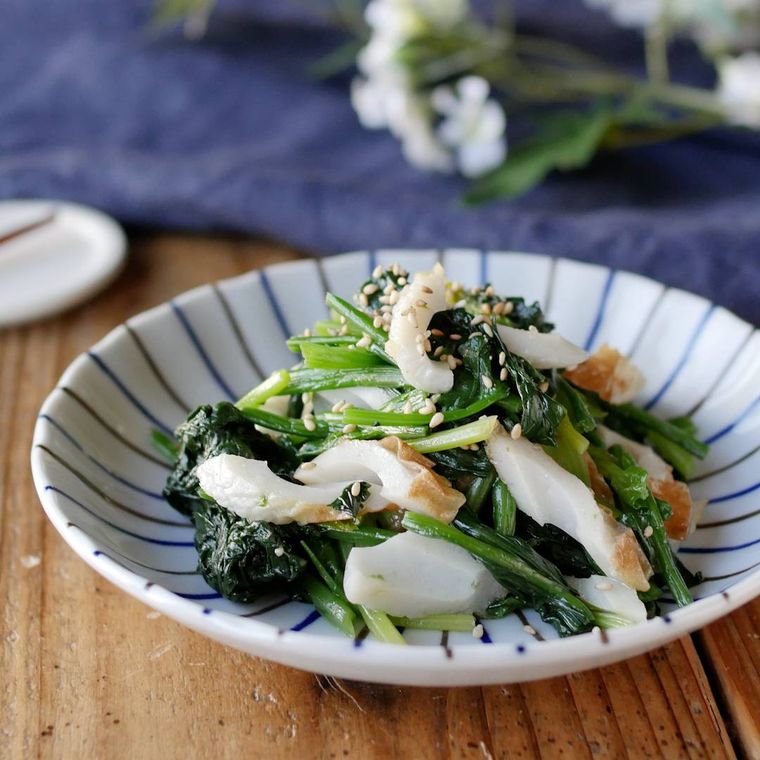 和柄の丸皿に盛り付けたほうれん草とちくわのナムル