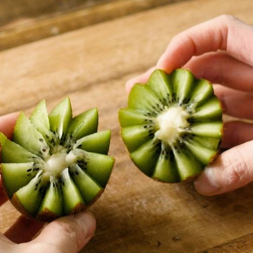 キウイの飾り切り 花 バラ Macaroni