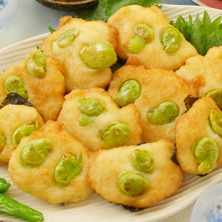 白い皿に盛り付けてあるそら豆と山芋の磯辺揚げ