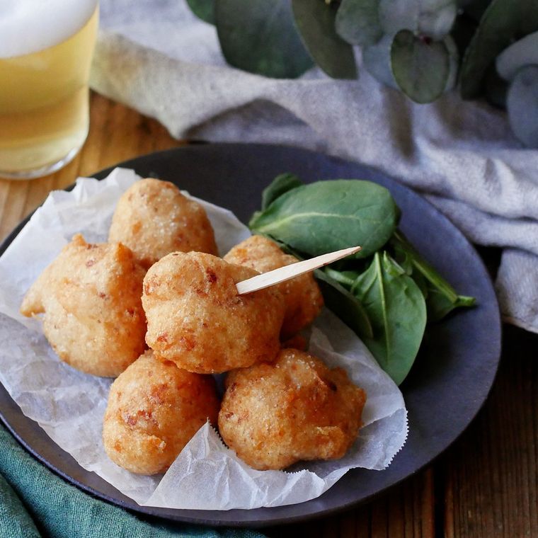 ネイビーの皿に盛り付けられている山芋のもちもち揚げ