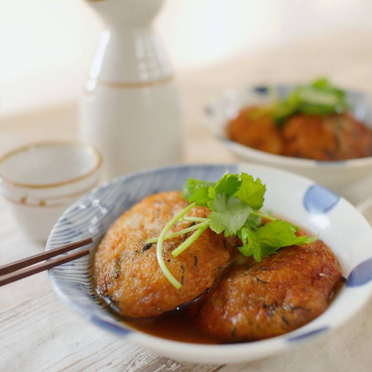 陶器の皿に入った山芋とろろの揚げ出し