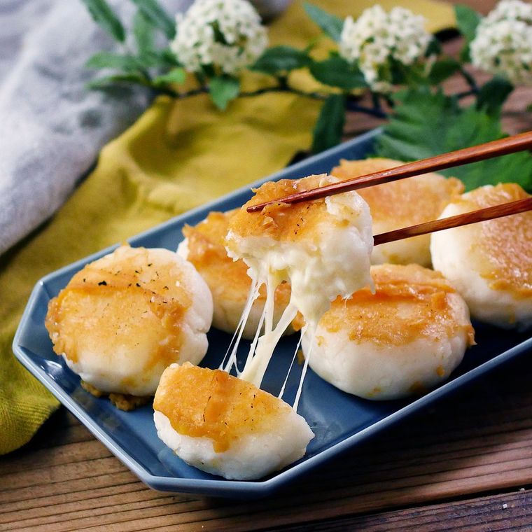 青い角皿に入ったねぎみそ山芋もち