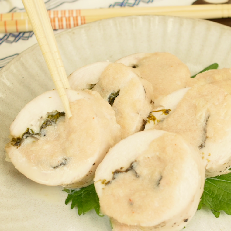白い皿に並んでいる鶏むね肉の山芋明太蒸し鶏ロール