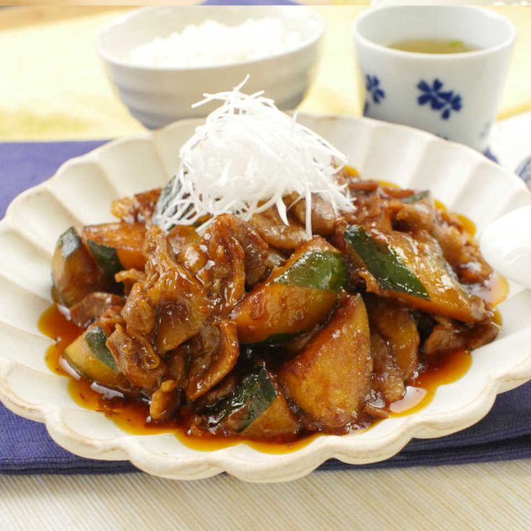 白い花形の皿に盛られたズッキーニの豚バラ麻婆