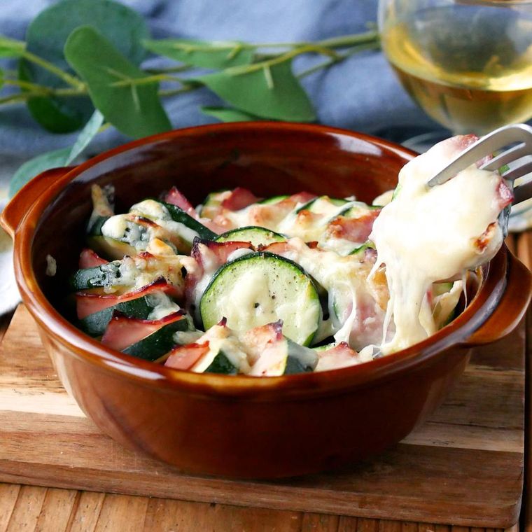 茶色のグラタン皿に盛られたズッキーニとベーコンのチーズ焼き