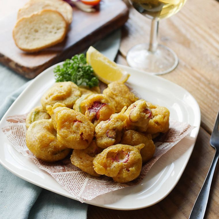 白い四角いプレートに盛られたたことズッキーニのカレーフリット