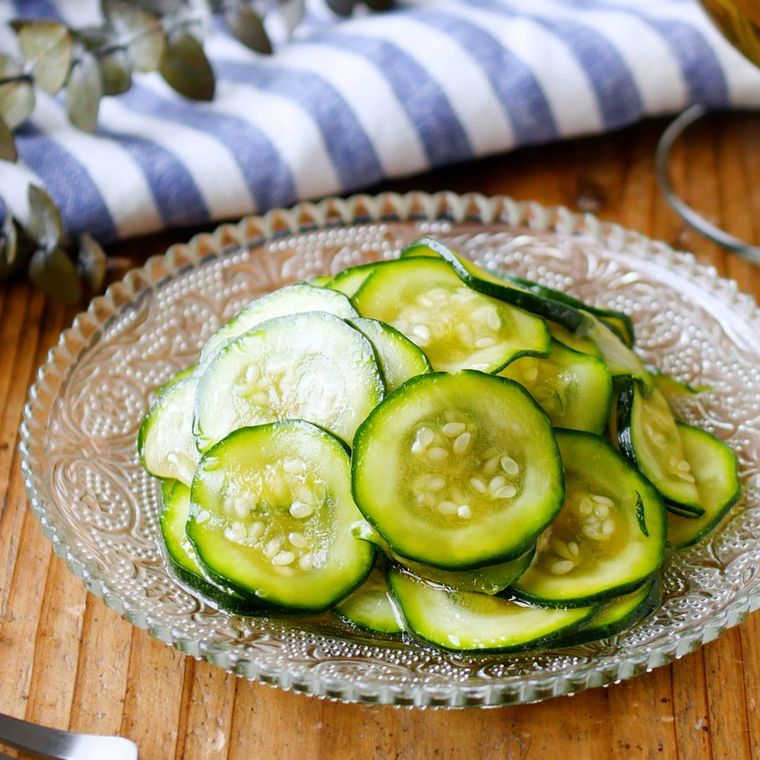 透明の模様があるプレートに盛られたズッキーニのサラダ