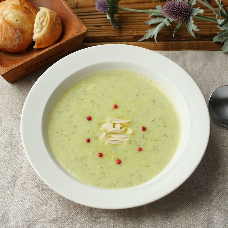 白いスープ皿に盛られたズッキーニとじゃがいものポタージュ