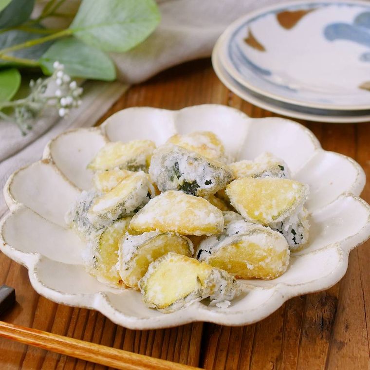 花形の皿に盛られたズッキーニの唐揚げ