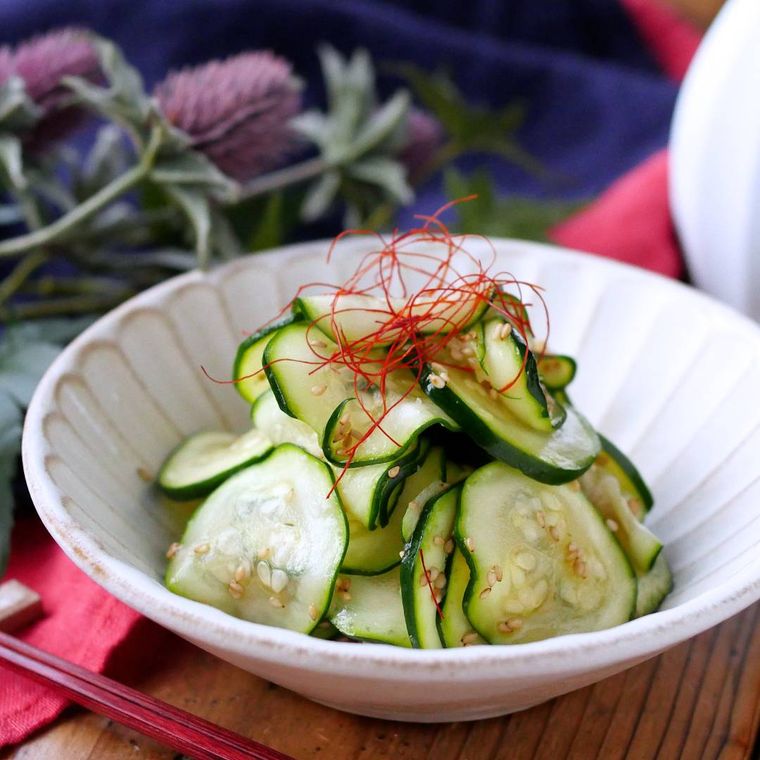 白い小鉢皿に盛られたズッキーニのナムル