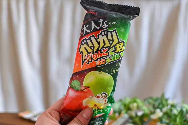 ガリガリ君新作は2種のりんご果汁が詰まった味わい。まるかじりしたようなジューシーさ【365日アイス女子】の画像