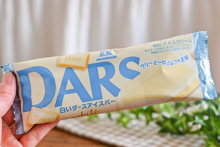 コンビニ限定 白いダースアイスバー のミルク感がすごい ホワイトチョコとのバランスが絶妙 365日アイス女子 Macaroni コンビニ限定 白いダースアイスバー のミルク感がすごい ホワイトチョコとのバランスが絶妙 365日アイス女子 Macaroni