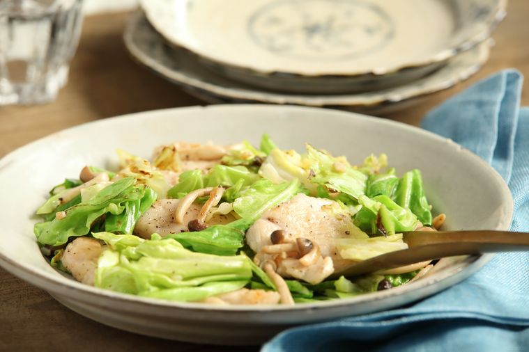 丸皿に入ったキャベツと鶏むね肉の炒め物