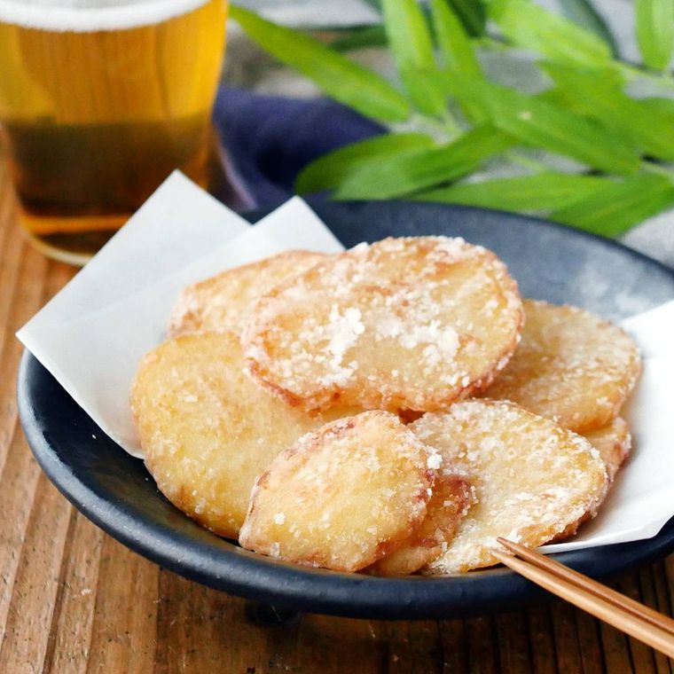 皿に盛られたじゃがいもの唐揚げ