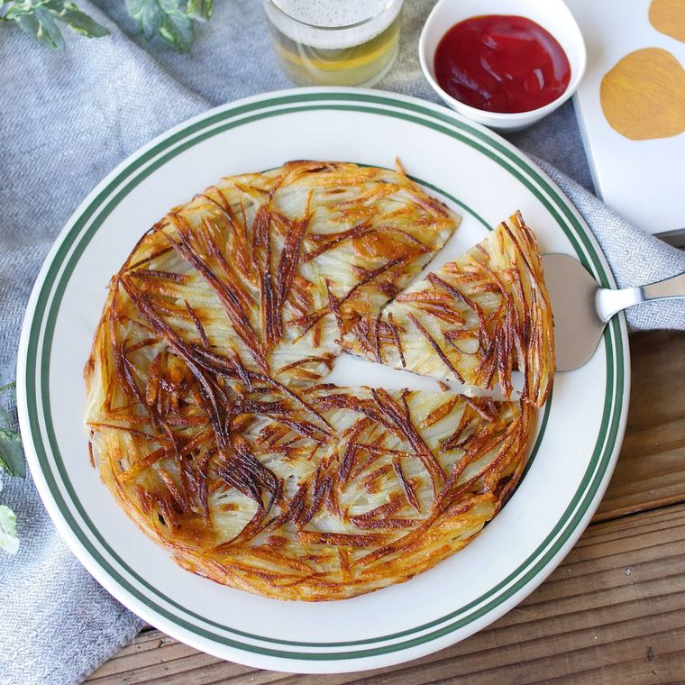 皿に盛られたじゃがいもガレット