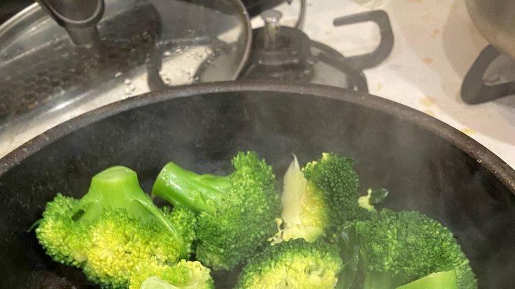 Twitterで17万いいね ブロッコリーはフライパンで蒸し焼きが最高においしい説 Macaroni