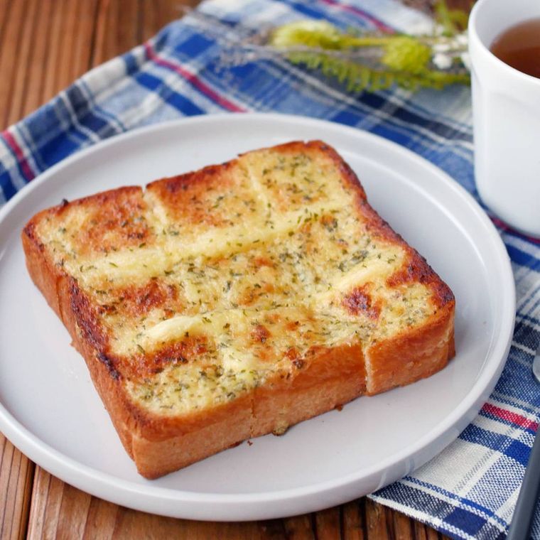 白い皿に盛られたマヌルパン風トースト