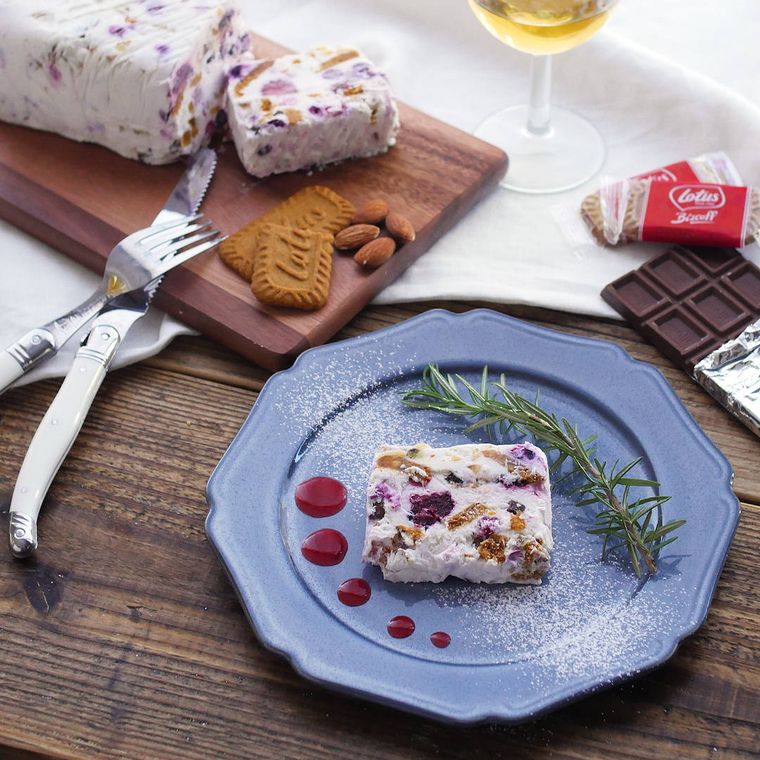 黒い皿に盛られたカッサータ