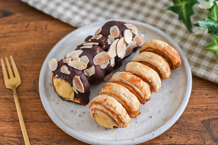 お皿にのったクニャーネの店のクニャーネとチョコクニャーネ