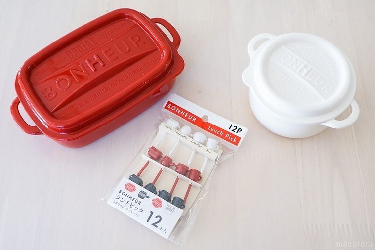 テーブルに並べたボヌール ランチスクエア 3L、ランチポット L、ランチピック 12P