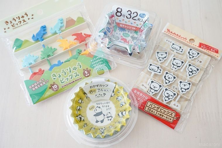 テーブルに並べた恐竜ピックスと恐竜お弁当カップ、パンダピックスとパンダお弁当カップ