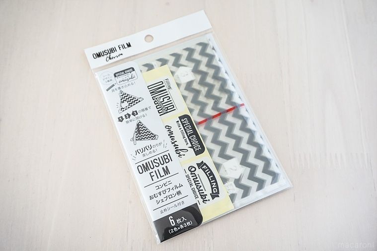 テーブルに置いたコンビニおむすびフィルムのパッケージ