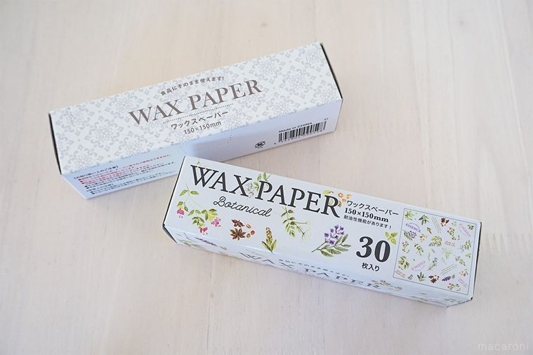 テーブルに並べたワックスペーパー S ボタニカルカフェリファインメントのパッケージ