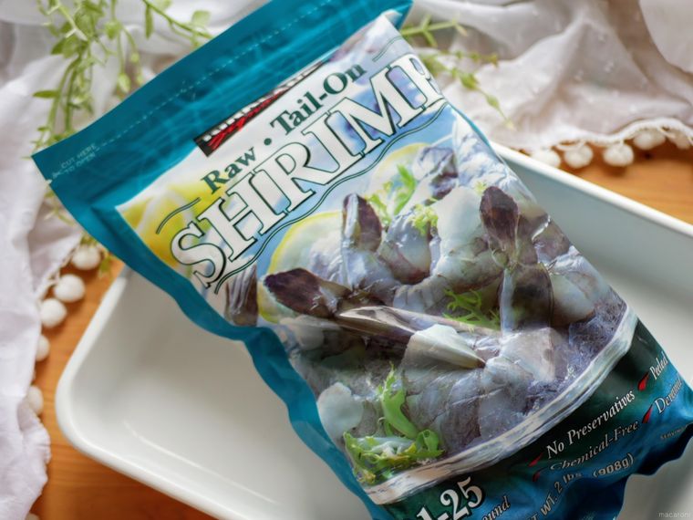 コストコのカークランドシグネチャー冷凍エビと白いバッドなど