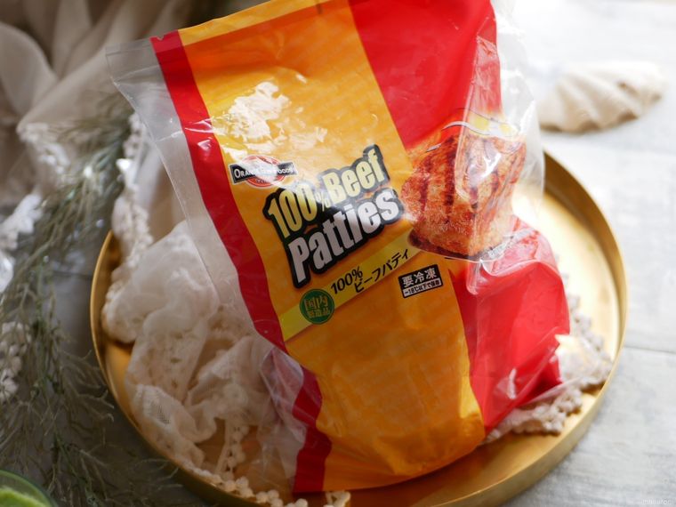 ゴールドプレートに置かれたコストコのオレンジベイフーズ100ビーフパティ