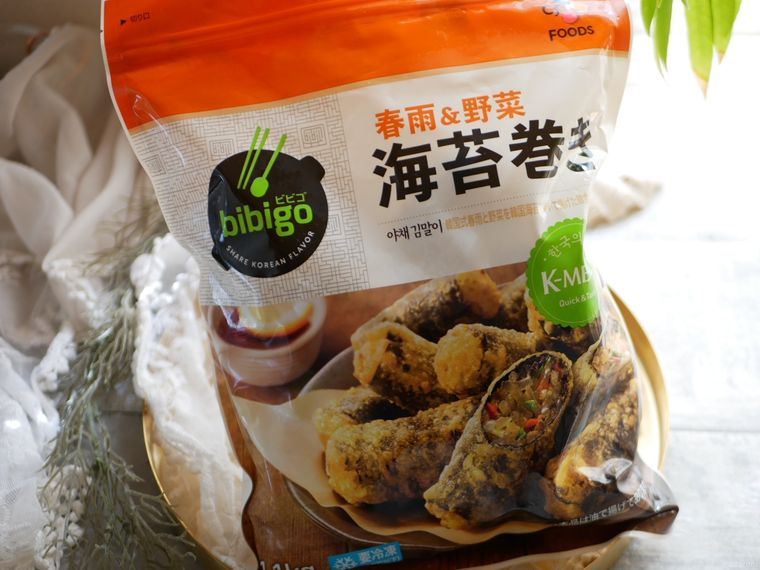 ゴールドのプレートやレースのクロスのうえに置かれたコストコのビビゴ春雨野菜海苔巻きのパッケージ