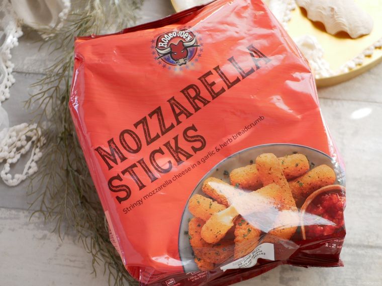 グレー石のテーブルに置かれたコストコのモッツァレラスティック