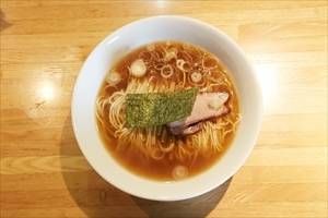 白い器に入っているラーメン