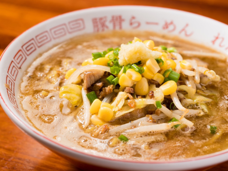 白い器に盛られているラーメン