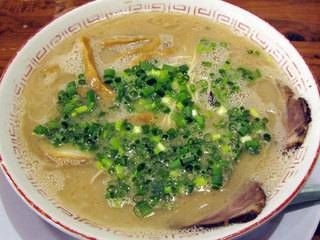 ねぎやメンマがのっているラーメン