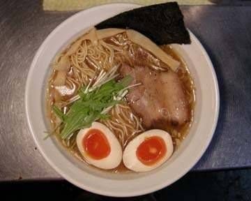 チャーシューがトッピングされているラーメン