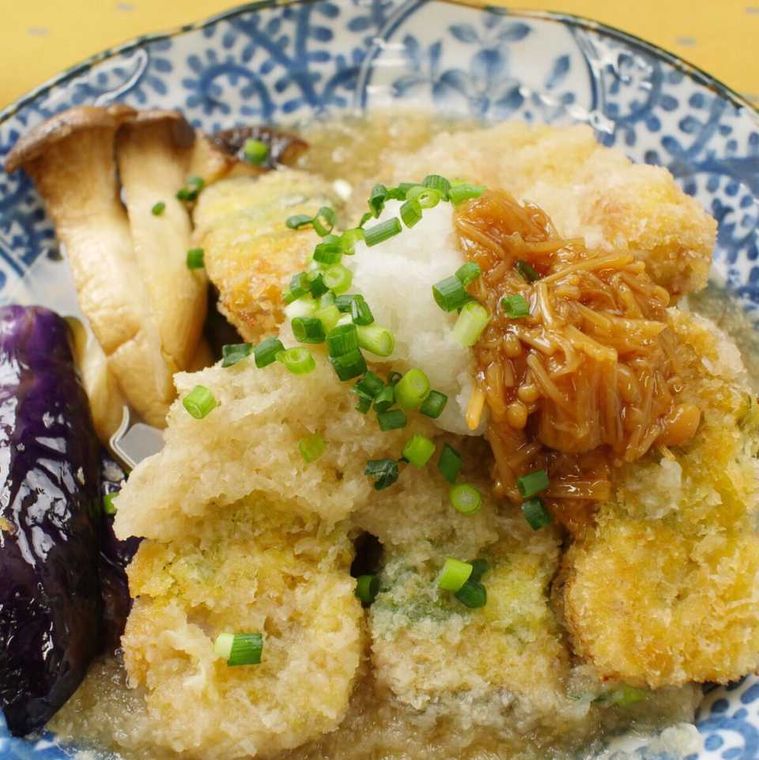 皿に盛られたぶりフライのみぞれあん