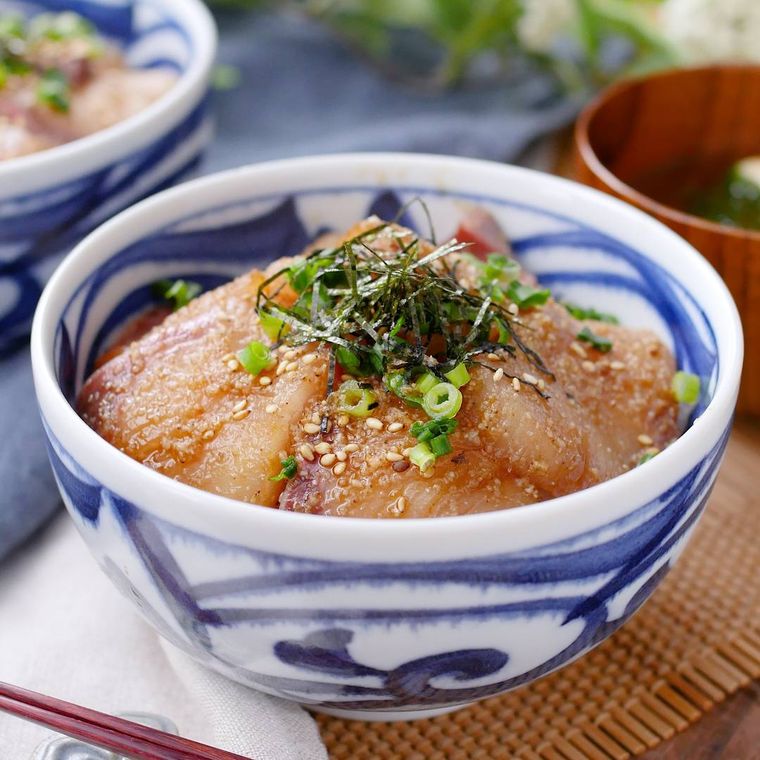 丼に盛られたぶりのごまだくしょうゆ漬け丼