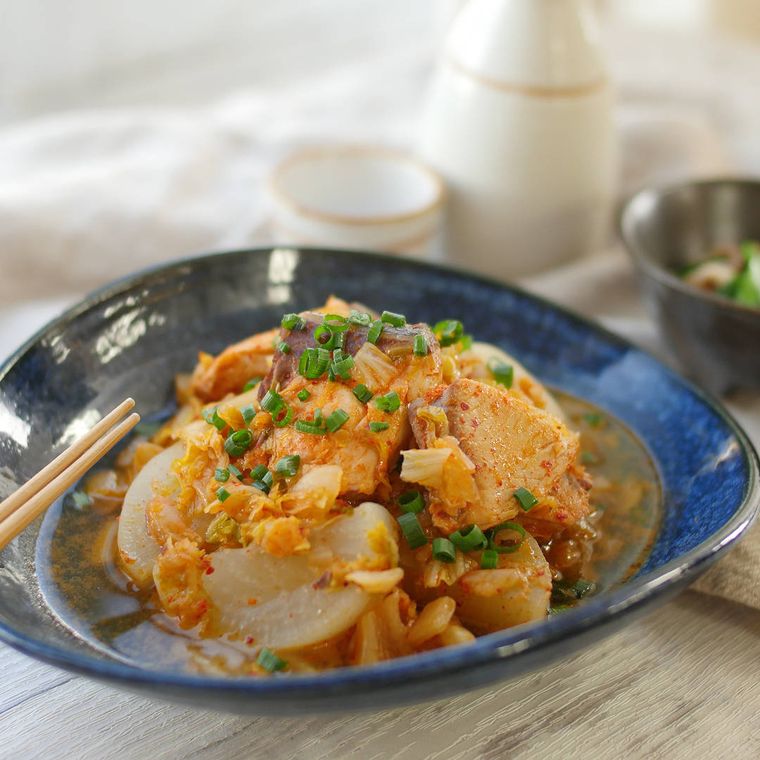 青い皿に盛られたピリ辛ぶり大根