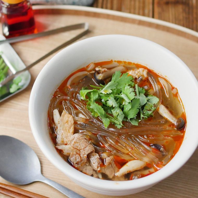 白いスープカップに入ったマーラータン