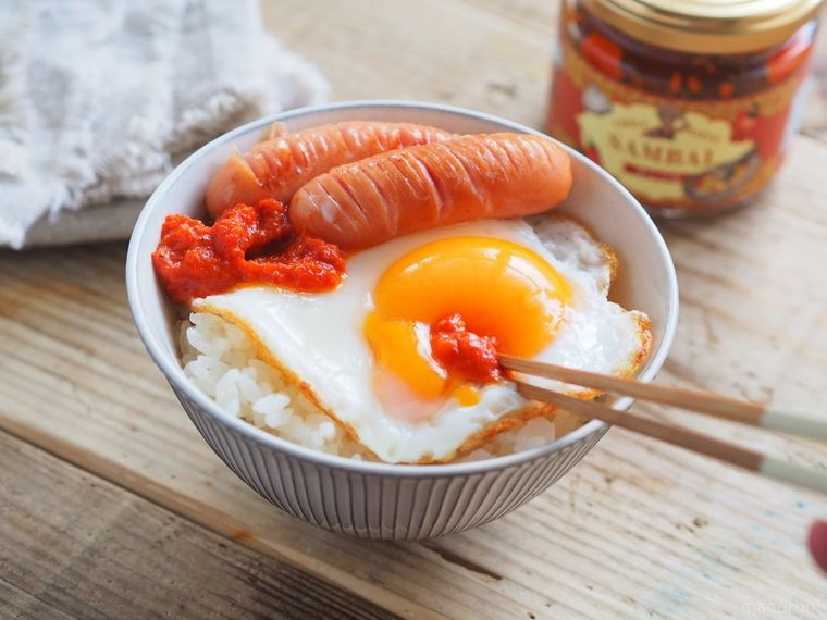 箸で目玉焼きを割る様子