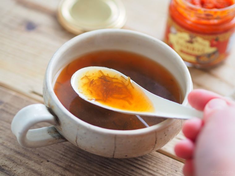 サンバルが入ったもずくスープをレンゲですくう様子